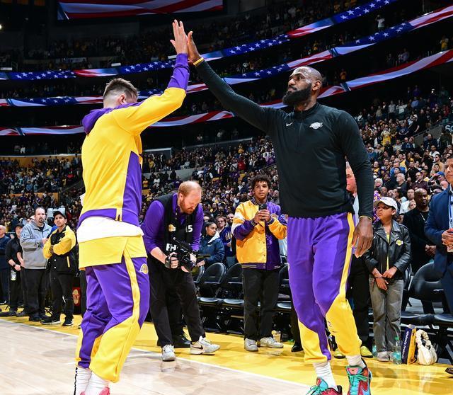 姆斯获得更, 拉拉维亚和